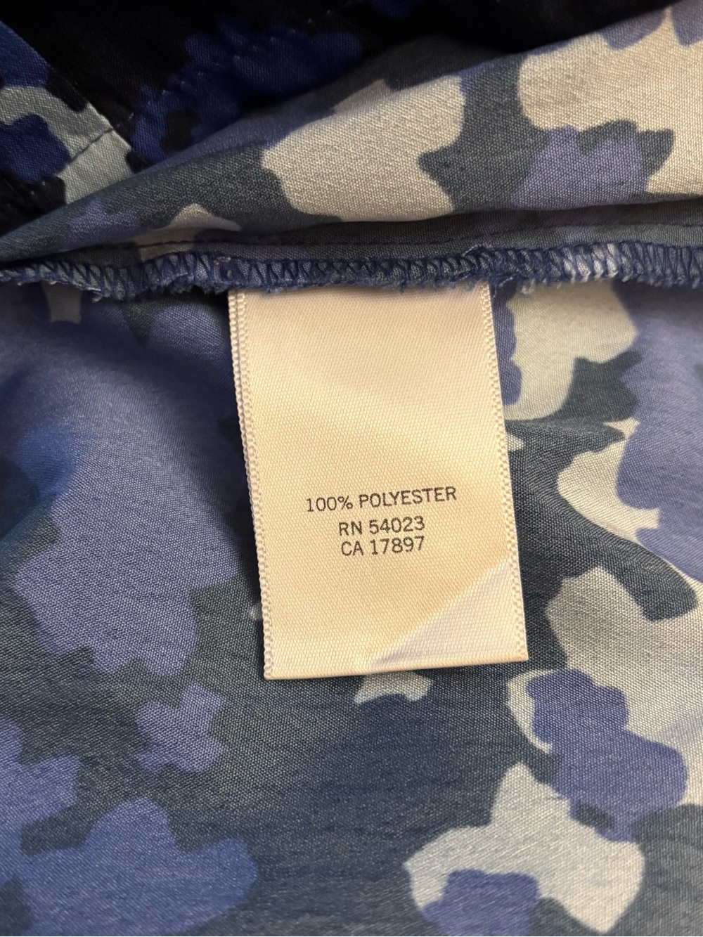 Banana Republic Blue Abstract Camo Pleated Split Neck Blouse EUC Medium - Picture 5 of 5